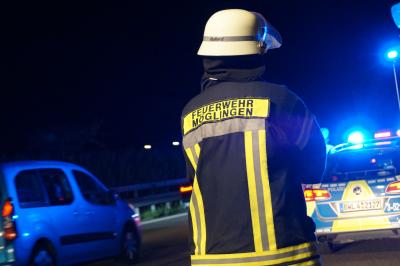 Pkw kommt von der Fahrbahn und ueberschlaegt sich.